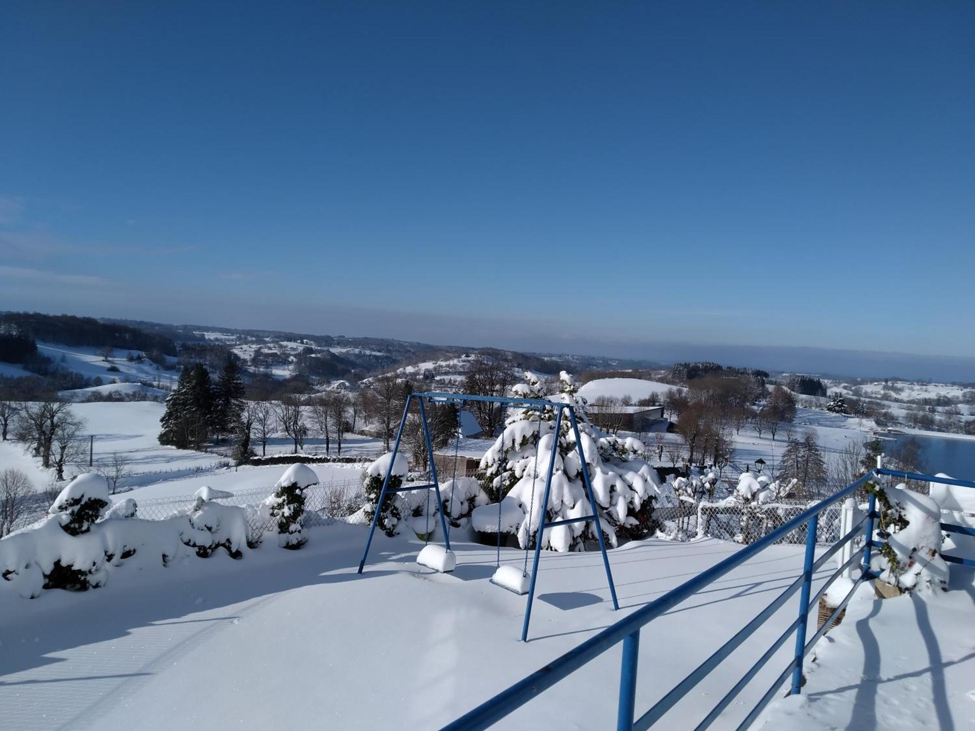 Le Lac, La Neige,La Vue La Tour-dʼAuvergne Exterior foto
